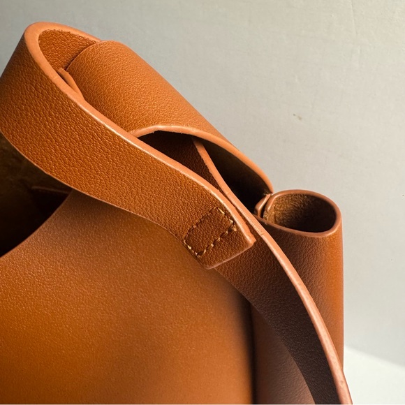 Neiman Marcus Minimalist Brown Leather Shoulder Bag - Picture 4 of 11